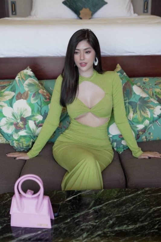 Nàng mẫu 1m84 diện mốt "quên" nội y với đầm xẻ, vừa khoe cặp tuyết lê vừa phô diễn "cặp kiếm Nhật"