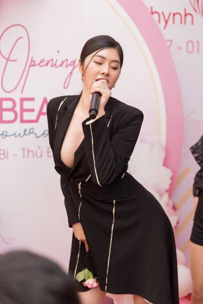 Nàng mẫu 1m84 diện mốt "quên" nội y với đầm xẻ, vừa khoe cặp tuyết lê vừa phô diễn "cặp kiếm Nhật"