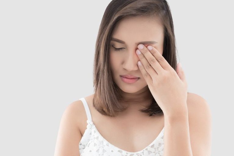 nhức mắt khi liếc, cử động