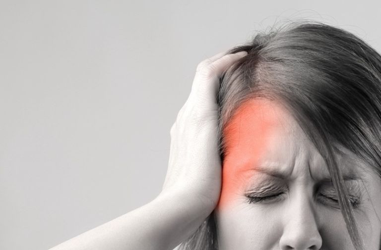 đau nửa đầu gây nhức mắt khi liếc