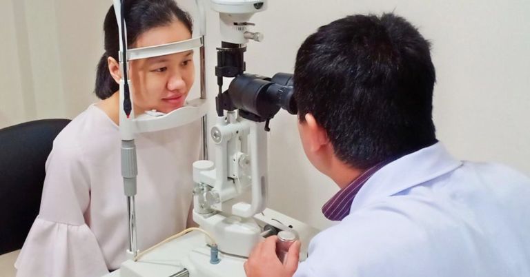 Khám mắt định kỳ