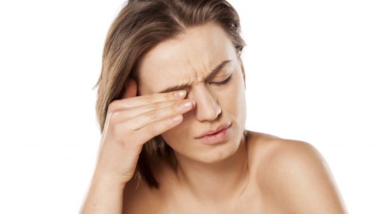 Nhức mắt khi liếc, cử động cảnh báo bệnh gì?