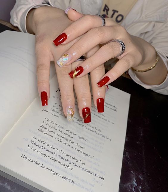 Bộ nail tết sắc đỏ đơn giản những vẫn có điểm nhấn