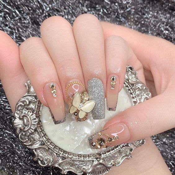 Nail tết trong suốt đơn giản nhưng có điểm nhấn