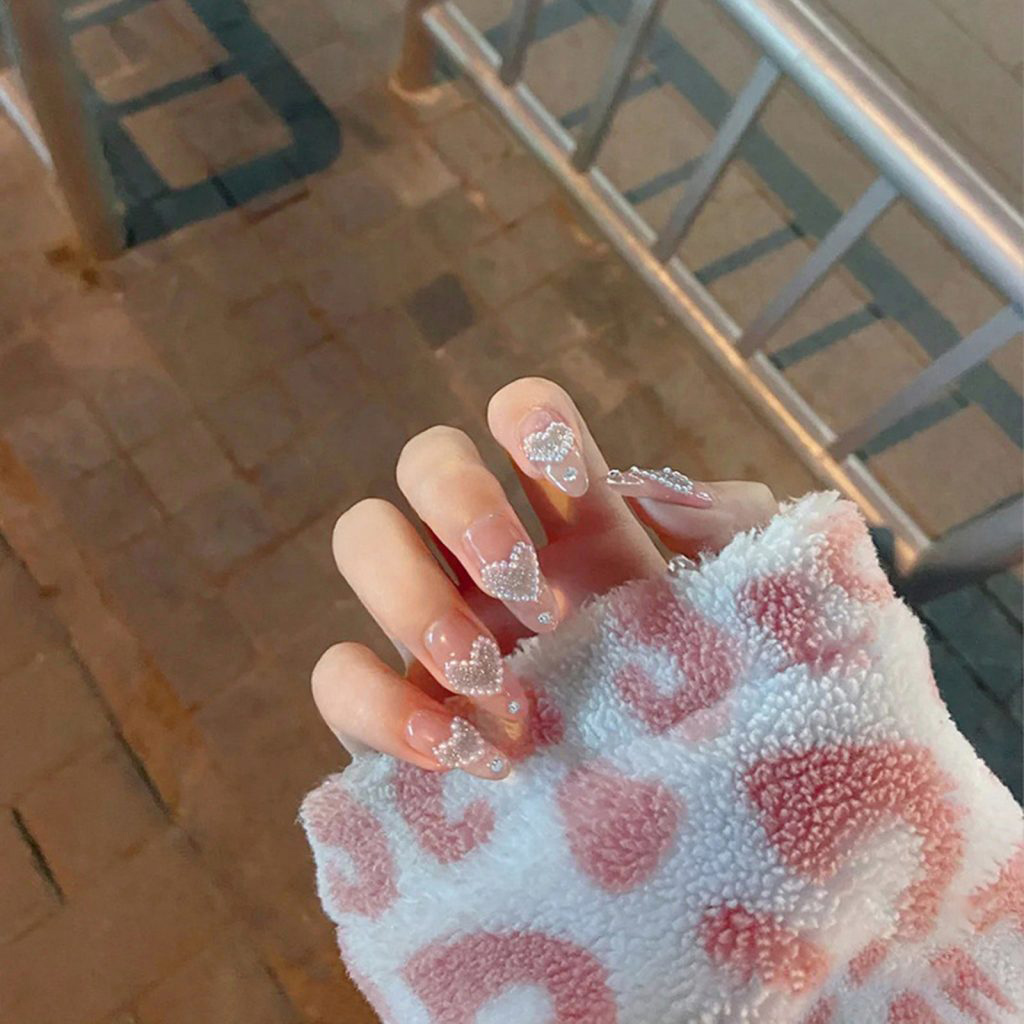 Mẫu nail trắng ẩn xà cừ kết hợp sơn mắt mèo cực kỳ ấn tượng
