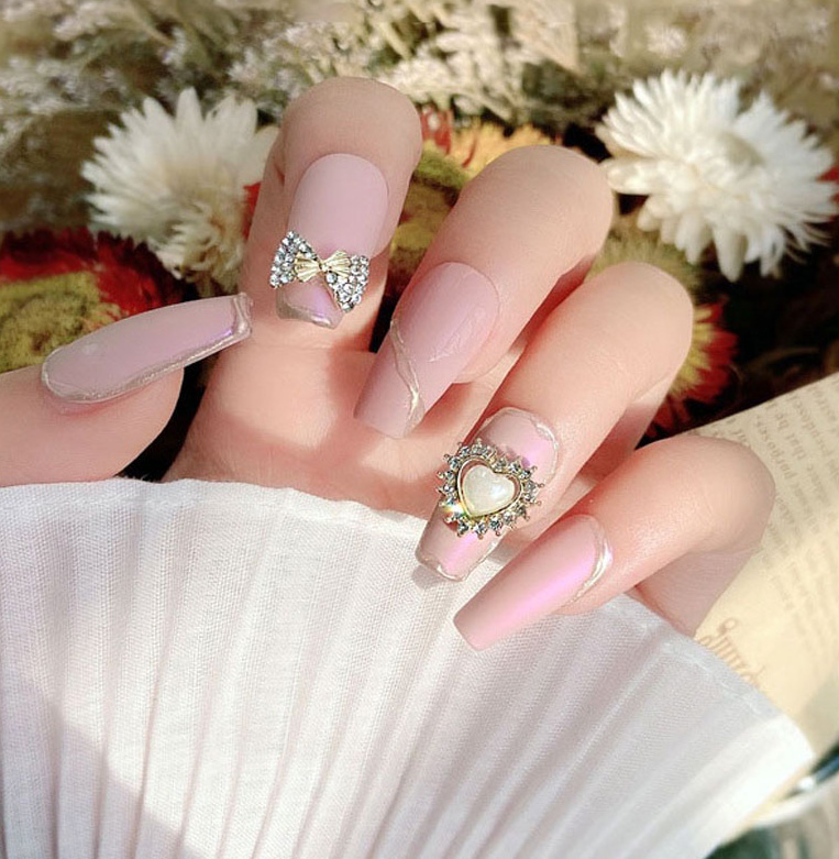 Nail trắng gương ngọc trai cực kỳ hút mắt phù hợp để đi chơi tết