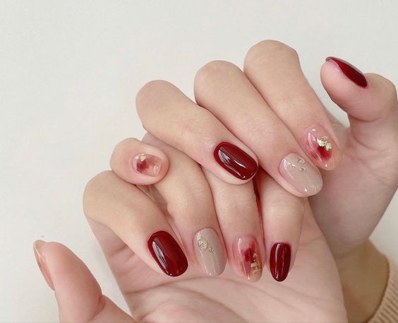 Mẫu nail tết đẹp kết hợp sắc đỏ đơn giản, nhẹ nhàng