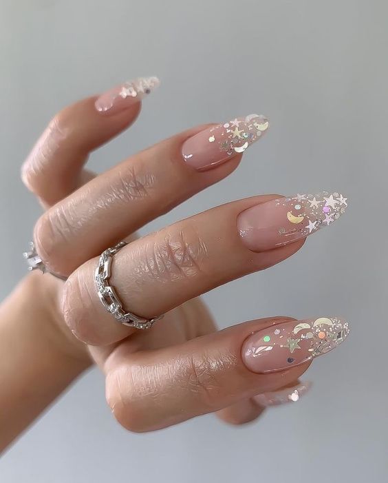 Màu sắc nổi bật của nail rất hợp đi chơi tết