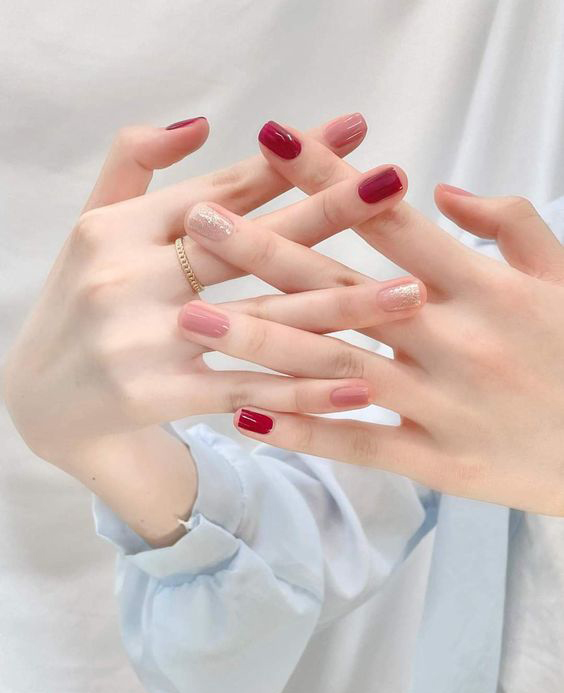 Nail đỏ ánh nhũ nhọn dài cực hợp ngày tết