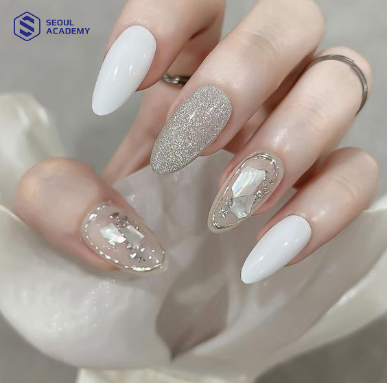 Một bộ móng với hoa trắng khác cũng rất sang chảnh
