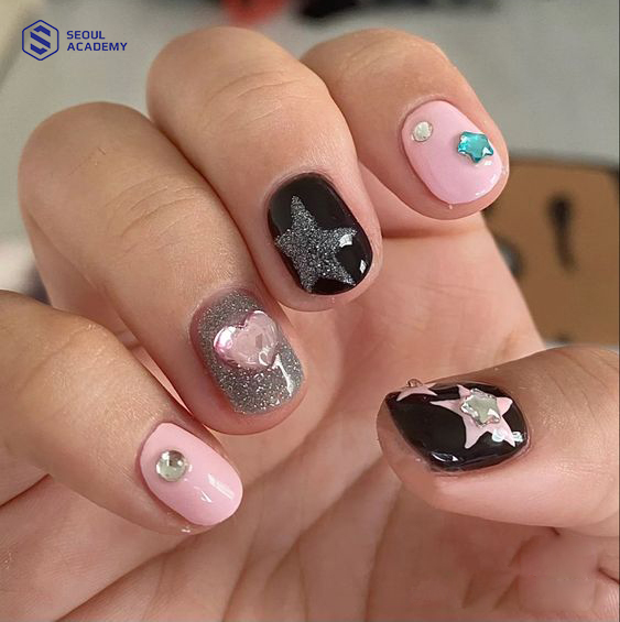 Một mẫu nail đính full đá sang trọng