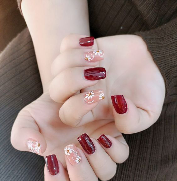 Mẫu nail ngày tết nền trắng nhưng đính đá làm điểm nhấn