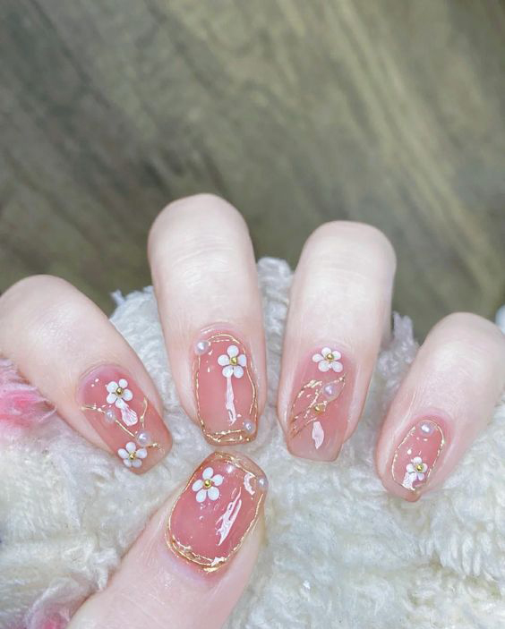 Nail đón tết charm bướm với sắc hồng nhẹ nhàng