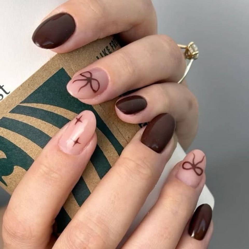 Nail thạch nâu pastel pha hồng đào nhẹ nhàng