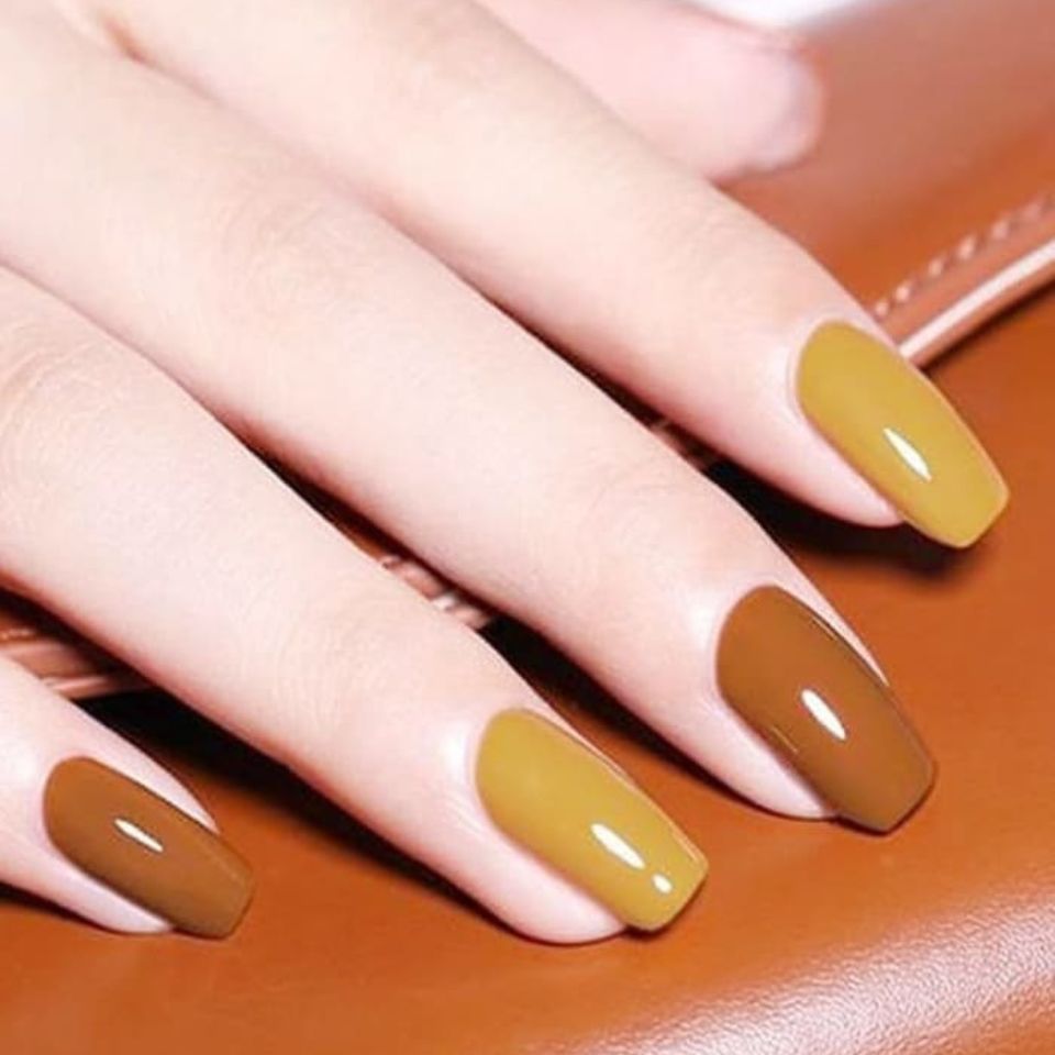 Nail thạch nâu pastel phối màu vàng