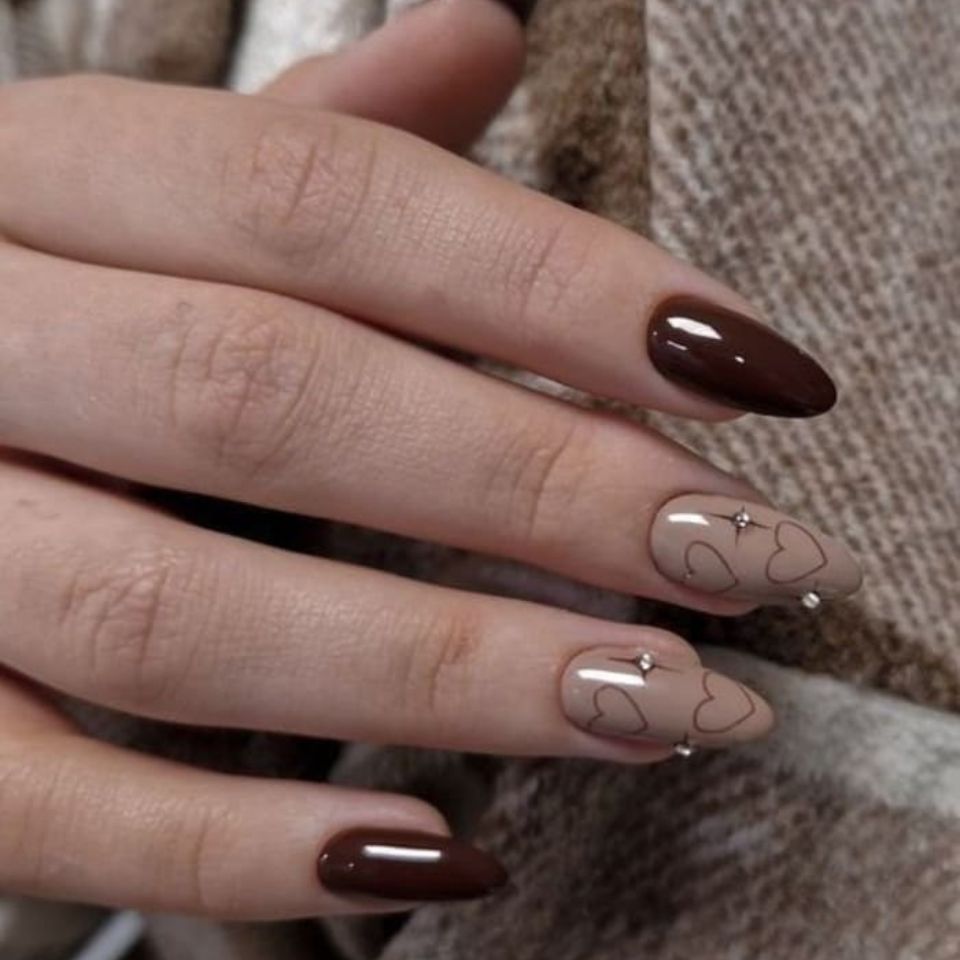 Nail thạch nâu phối charm tinh tế