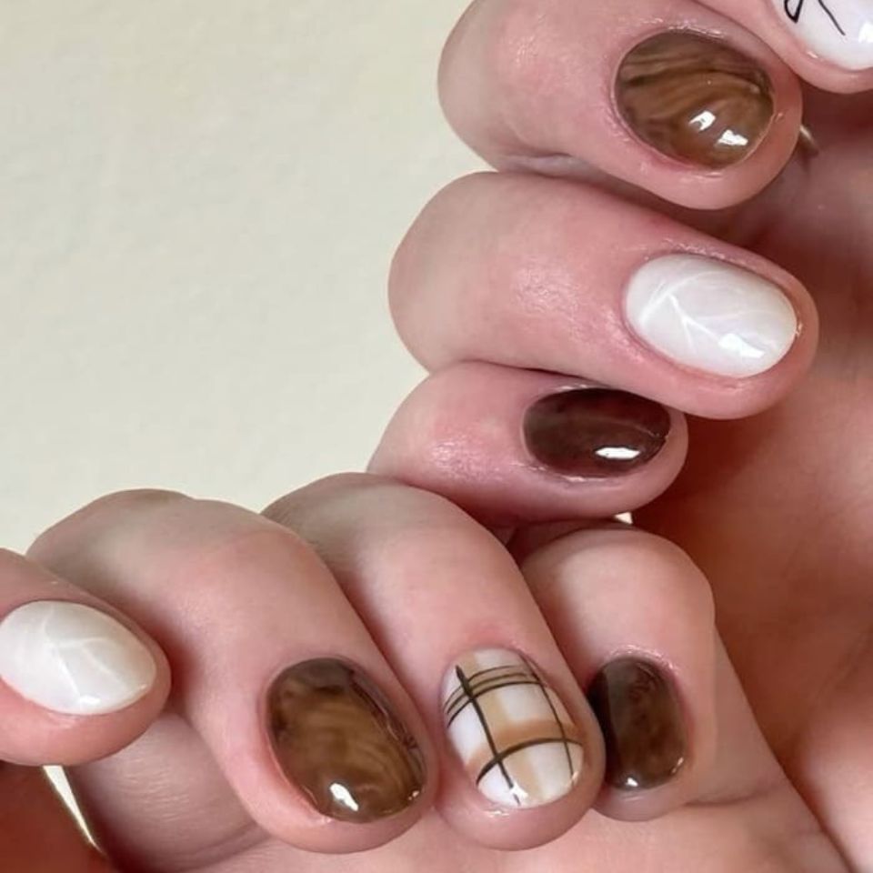 Nail sơn thạch nâu kết hợp nhũ lấp lánh