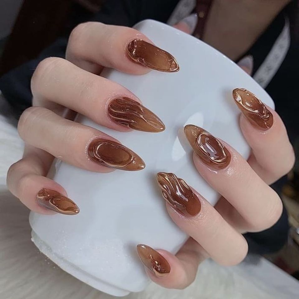 Nail thạch nâu với họa tiết minimalism