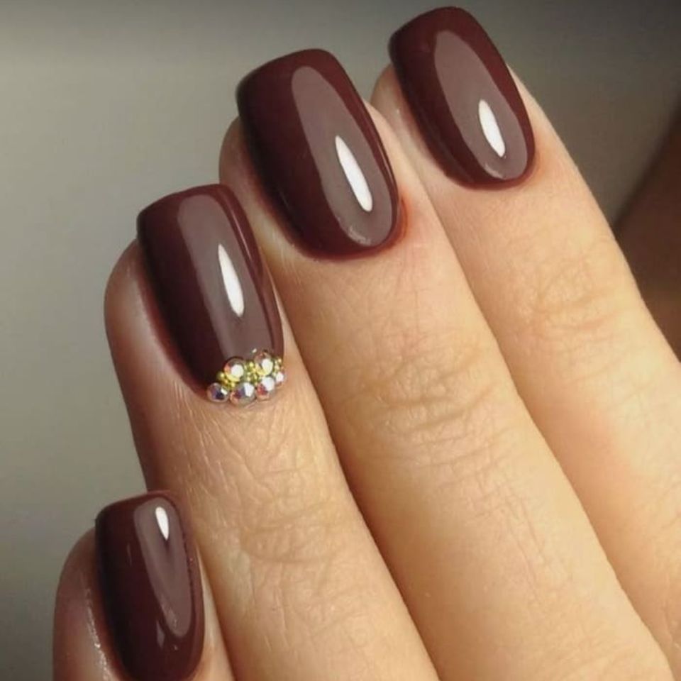Nail sơn thạch nâu đính đá nhỏ viền móng
