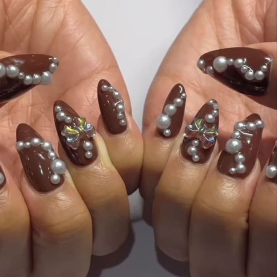 Nail thạch nâu đính charm ngọc trai