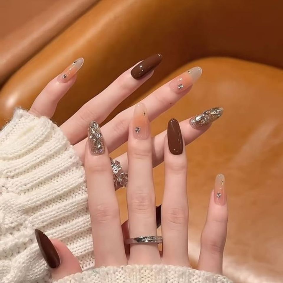 Nail thạch nâu đính đá ánh kim