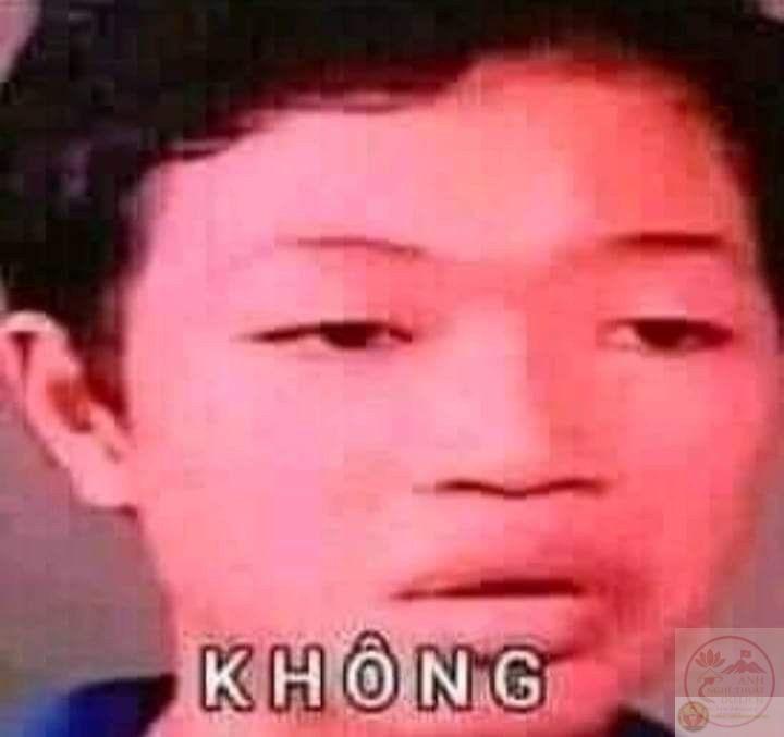 Cái xua tay vội vã bỗng trở thành chi tiết gây cười trong loạt ảnh chế hài