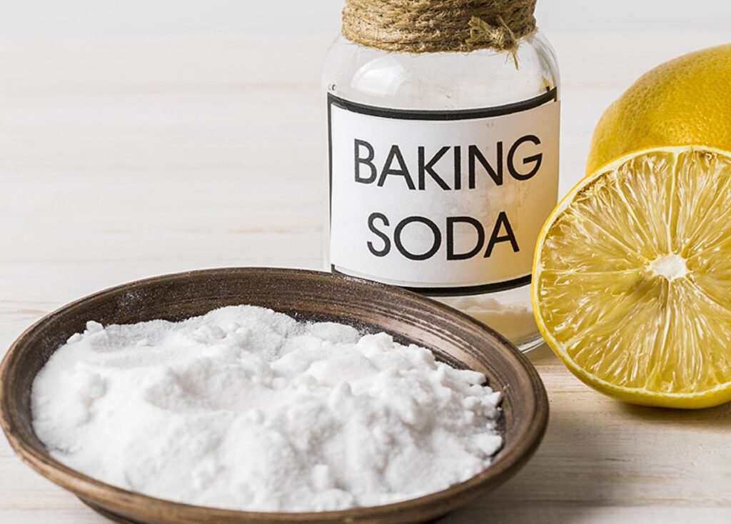 rửa dao dính nhựa mít bằng muối pha nước sôi
