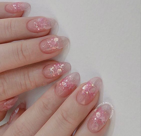 Nail móng dài khiến bao cô nàng “đổ”