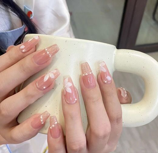 Nail tráng gương ngọc trai có ánh xà cừ hơi hồng kết hợp đính đá nhỏ 