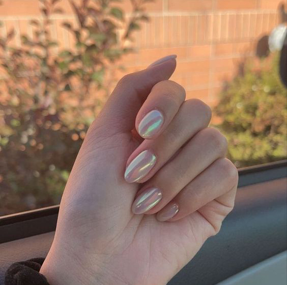 Tone hồng - trắng là những màu nail nhẹ nhàng tôn da 