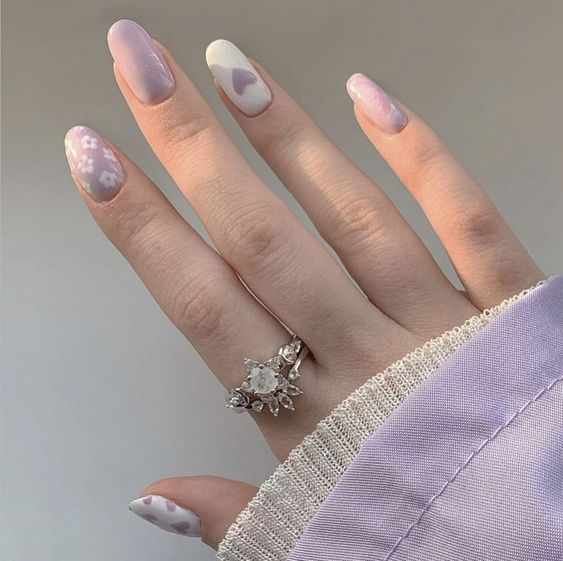 Nail vẽ hoạ tiết vân đá là một trong những mẫu nail đẹp nhẹ nhàng của năm