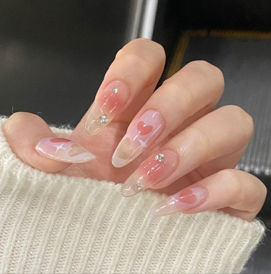 Nail tone trắng kem kết hợp hoạ tiết đơn giản nhưng đẹp và thu hút