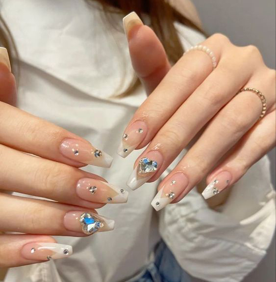 Nail sơn nhũ và màu sơn trong là sự kết hợp hoàn hảo