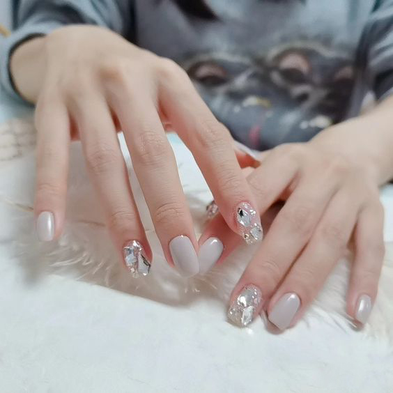 Nail đính charm - mẫu nail đẹp nhẹ nhàng