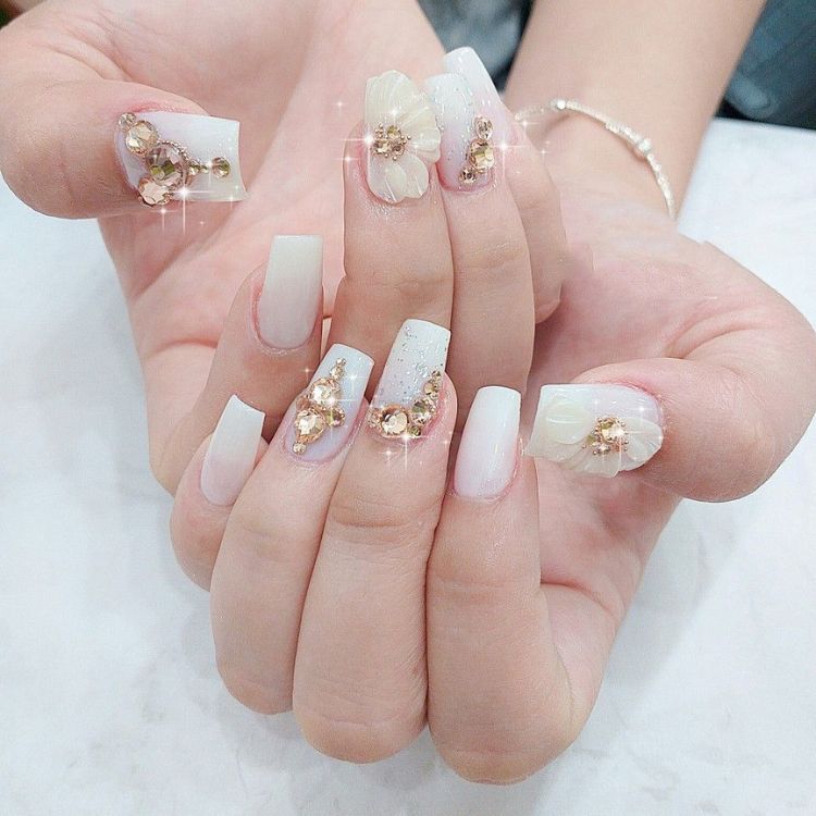 Mẫu móng tay màu trắng