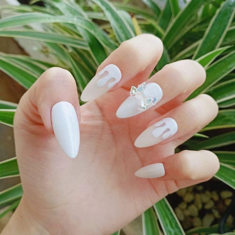 Mẫu móng tay màu trắng