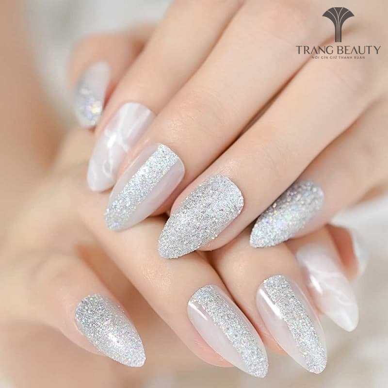 Nail cô dâu trắng màu kim tuyến đơn giản