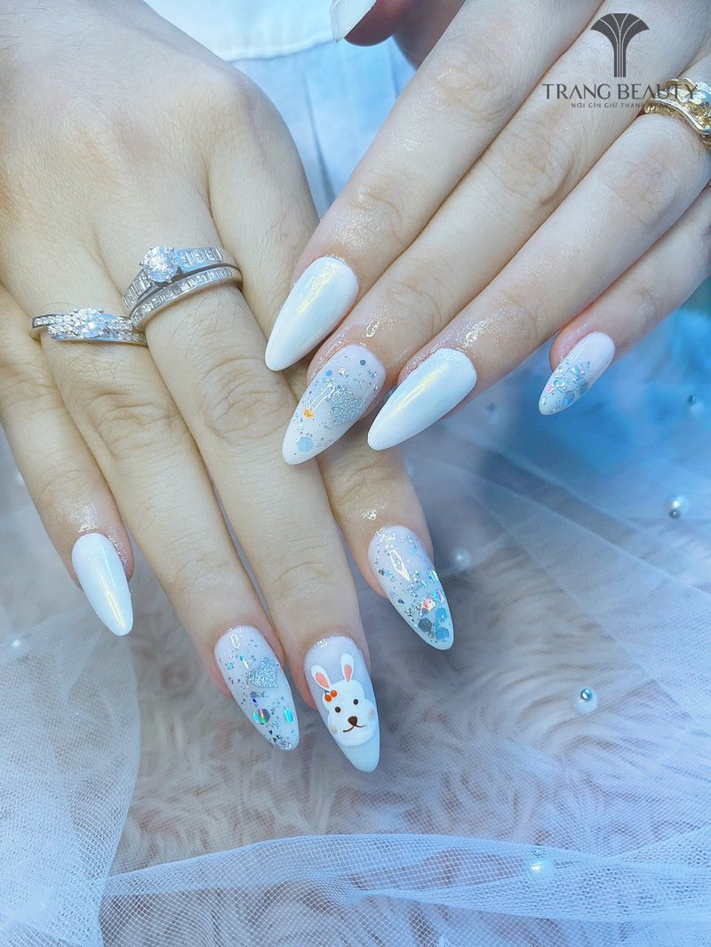 Mẫu nail cô dâu màu trắng sữa kèm họa tiết đơn giản