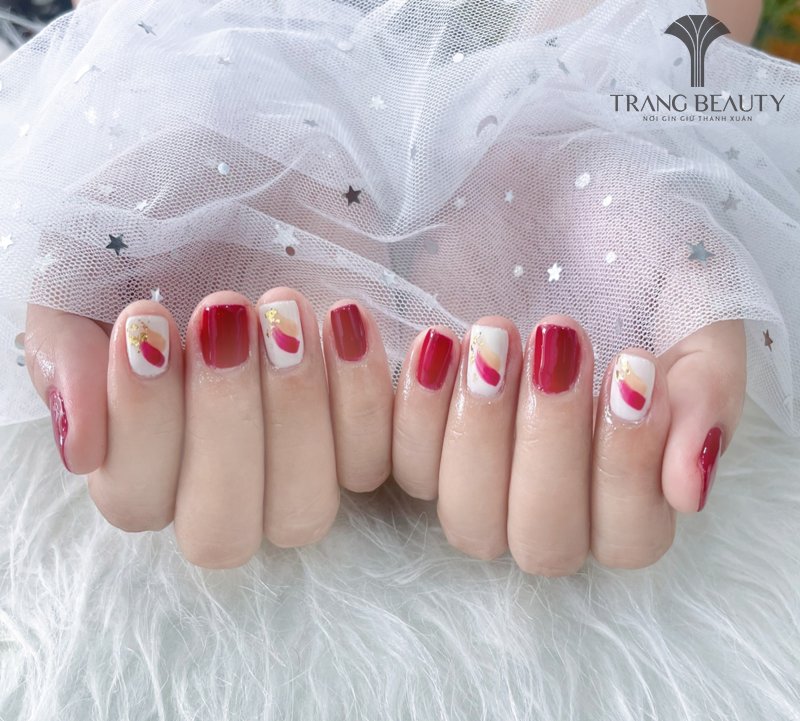 Nail cô dâu màu trắng kết hợp cùng ombre đỏ đầy thu hút