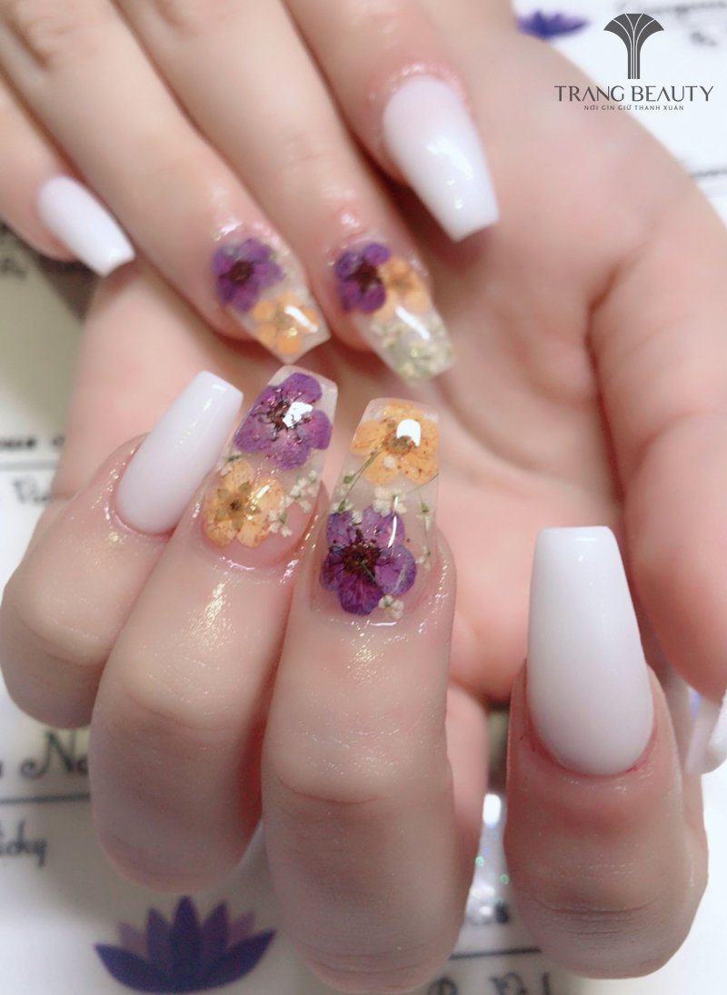 Nail cô dâu màu trắng phối mảnh hoa khô độc đáo