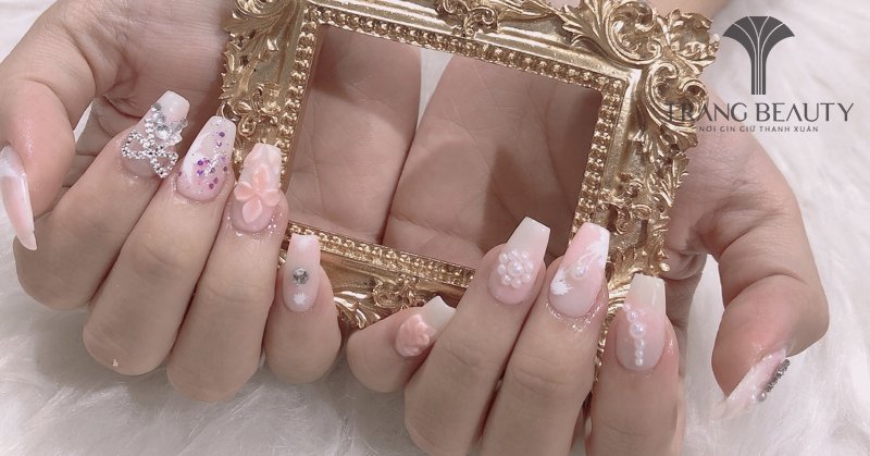 Nail trắng hoa nổi 3D sẽ luôn là lựa chọn tuyệt vời cho nàng trong ngày vui