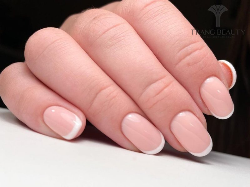 Sơn French trắng đầu móng nhẹ nhàng, đơn giản