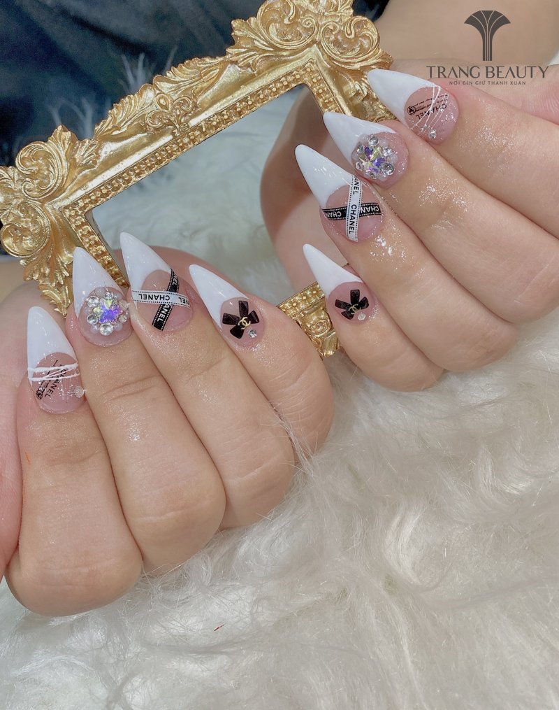 Trang Beauty cung cấp hàng ngàn phụ kiện và họa tiết trang trí cho mỗi bộ nail màu trắng