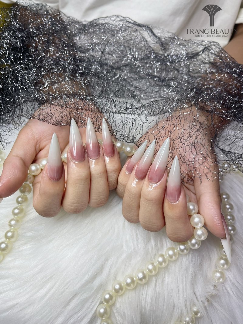 Mẫu nail màu trắng ombre thu hút ánh nhìn