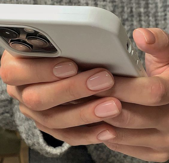 Nail đa sắc sơn nude đơn giản nhưng không nhàm chán