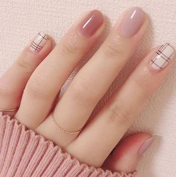 Mẫu nail gam màu nude hoạ tiết thương hiệu sang chảnh