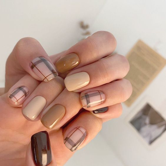 Nail hoạ tiết thương hiệu phù hợp với những buổi tiệc