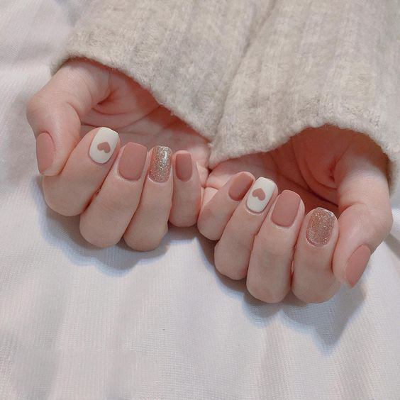 Nail đính đá sơn màu nude sang trọng và bắt mắt