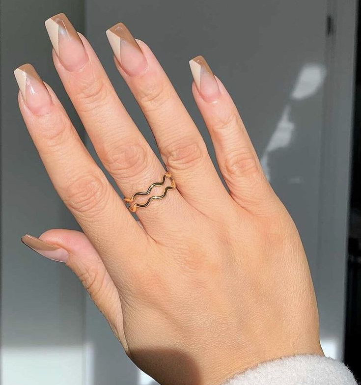 Nail nude với form móng không quá dài và bo tròn
