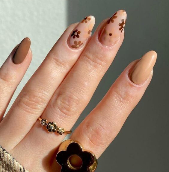 Nail sơn màu nude với hoạ tiết 3D ấn tượng